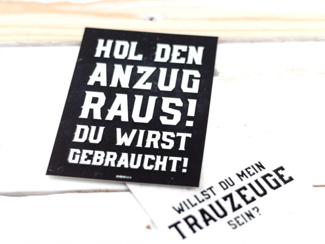 Postkarte *Trauzeugen fragen: Hol den Anzug raus* - Bonbon Villa